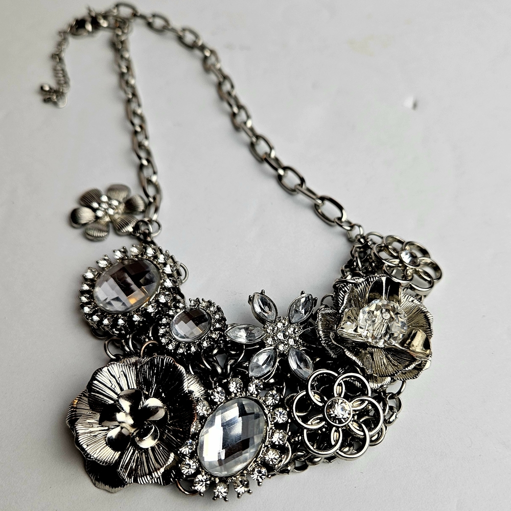 Elegant Silver Floral Necklace